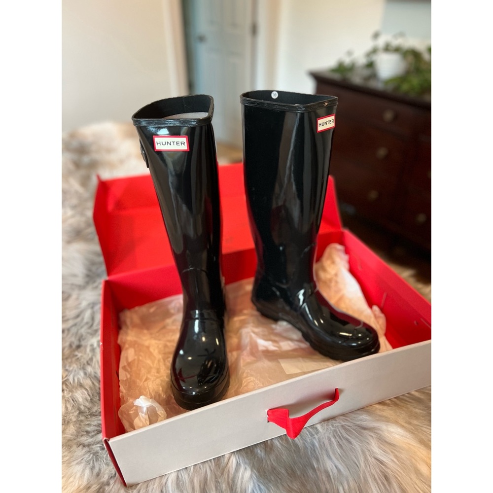 EUC Hunter women’s original tall gloss rain boot, size 7.